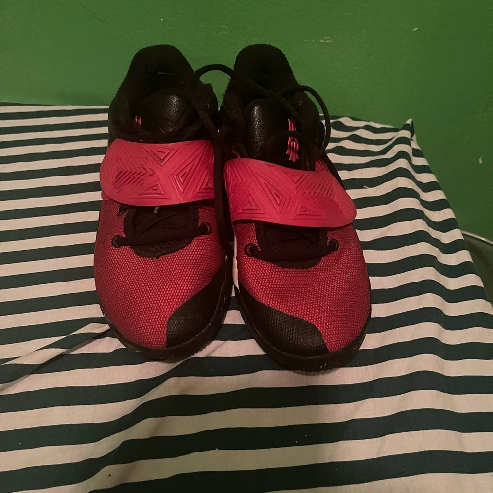 Boys sneakers size 5Y. Kyrie Irving